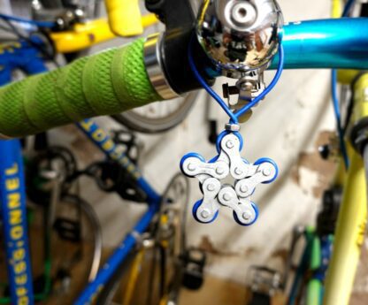 étoile de Noël pour sapin, fabriquée en chaîne de vélo et fil électrique
